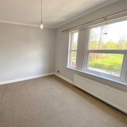 Rent this 3 bed apartment on 10 Hatfield Road in Potters Bar, EN6 5DB