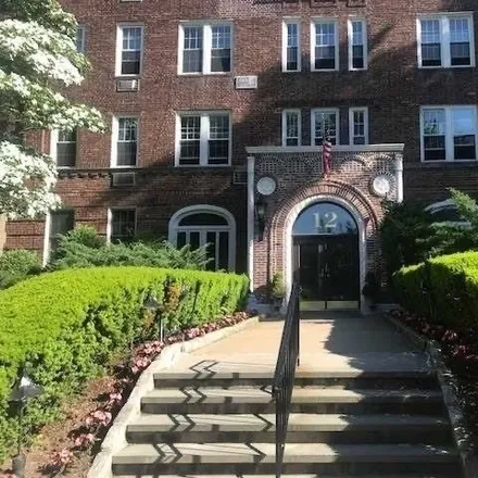 Rent this 1 bed apartment on 12 Hamilton Place in Village of Garden City, NY 11530