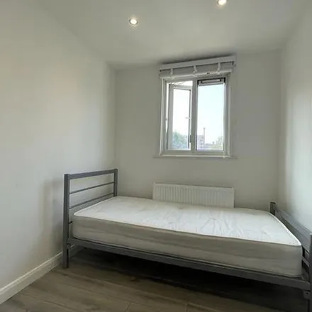 Rent this 5 bed duplex on Corporation Street in London, N7 9GL