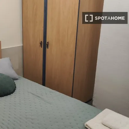 Rent this 4 bed room on Carrer de Berenguer Montoliu in 20, 46011 Valencia