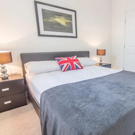 Rent this 3 bed room on Bessemer Place in London, SE10 0UH