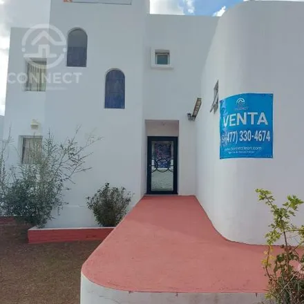 Buy this 4 bed house on Avenida Colinas de Gran Jardín 605 in Lomas Del Gran Jardin, 37134 León