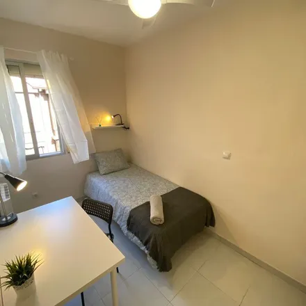 Image 3 - Horno de pan Segura, Calle de Valderrobres, 13, 28022 Madrid, Spain - Apartment for rent