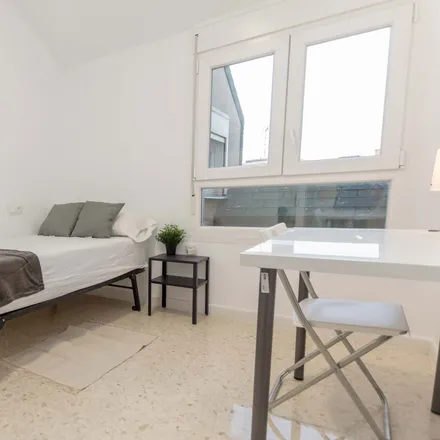 Rent this 5 bed room on Calle Roger de Flor in 6, 29006 Málaga