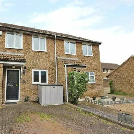 Buy this 3 bed townhouse on Washburn Close in Bedford, MK41 7YQ