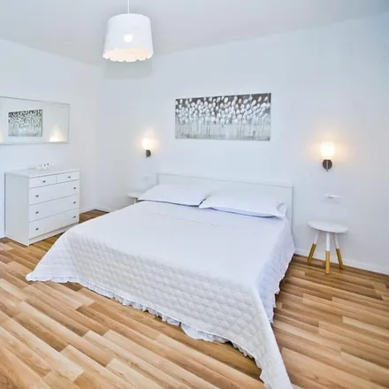 Rent this 3 bed house on 21468 Bogomolje