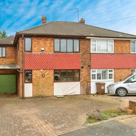 Buy this 4 bed duplex on Kynance Close in Luton, LU2 9DN