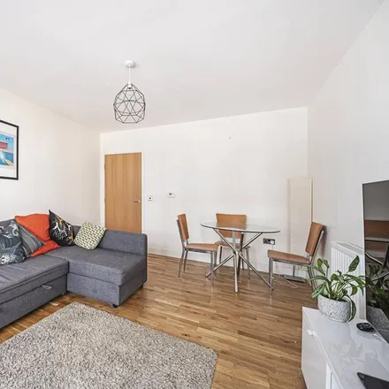Rent this 3 bed apartment on unnamed road in London, N4 2GE