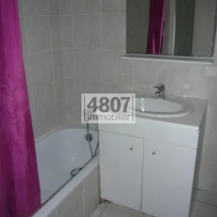 Image 3 - 92 Place Charles de Gaulle, 74300 Cluses, France - Apartment for rent