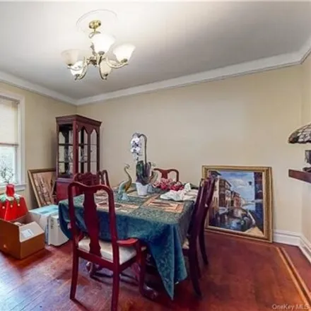 Image 7 - 1016 Quincy Avenue, New York, NY 10465, USA - House for sale