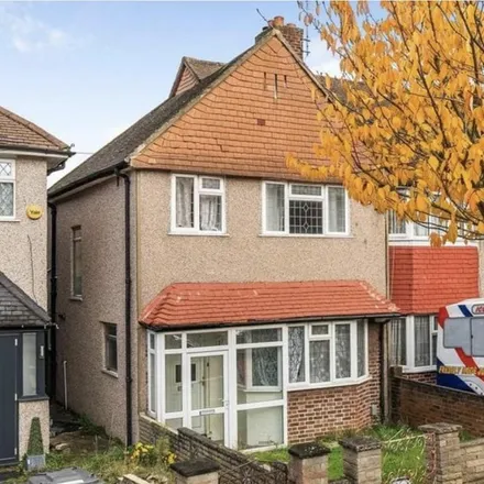 Rent this 3 bed duplex on Longhill Road in London, SE6 1SD