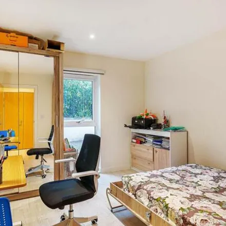 Rent this 2 bed apartment on Royal Court in Howard Road, London