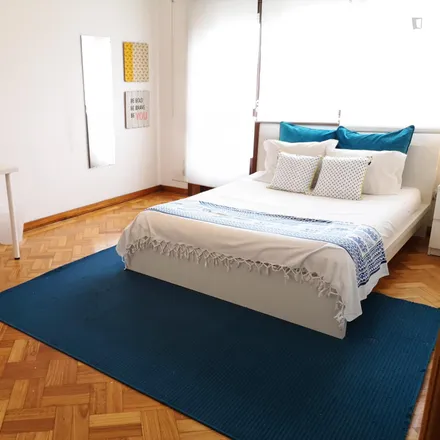 Rent this 5 bed apartment on Farmácia São Jerónimo in Rua de Santos Pousada 636, 4000-077 Porto