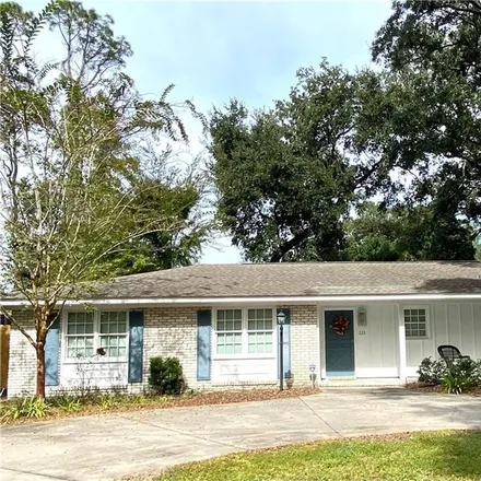 Rent this 3 bed house on 117 Asbury Street in Epworth Acres, Glynn County