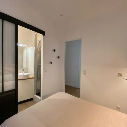 Rent this 4 bed apartment on 41 v Avenue de la République in 75011 Paris, France