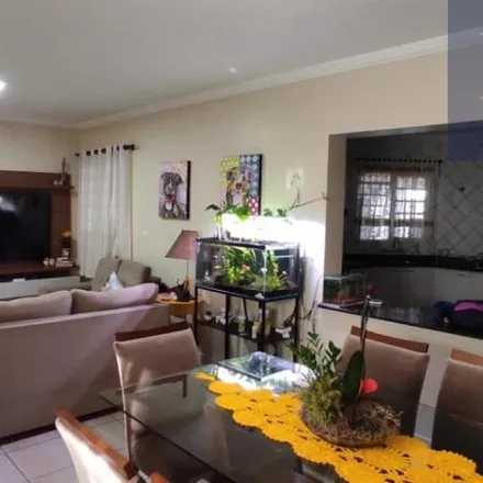 Buy this studio house on Rua Nuporanga in Jardim Abaeté, Piracicaba - SP