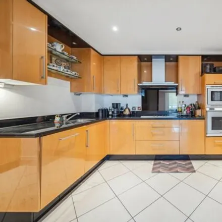 Image 3 - Birchgrove House, Strand Drive, London, TW9 4DN, United Kingdom - Apartment for sale