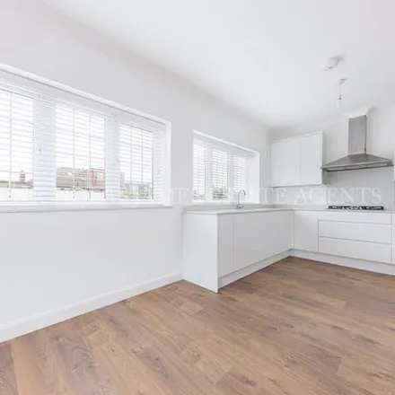 Rent this 5 bed apartment on Underne Avenue in London, N14 7NE