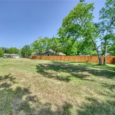 Buy this studio house on 310 North Texas Street in Madisonville, TX 77864