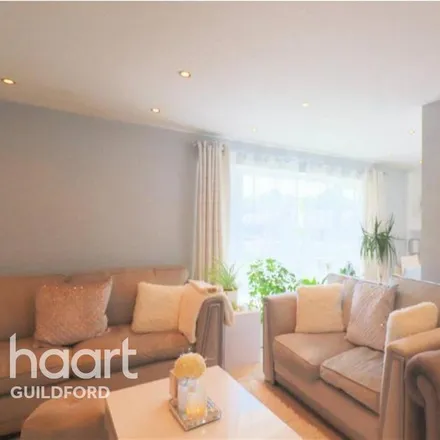 Image 2 - Heathermount, Broad Street, Fairlands, GU3 3AQ, United Kingdom - Apartment for rent