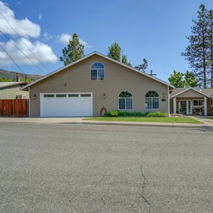 Buy this 4 bed house on 974 North Street in Yreka, CA 96097