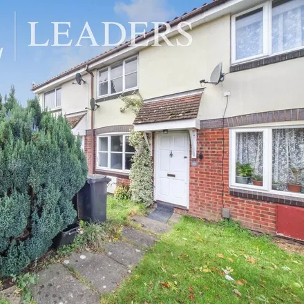 Rent this 2 bed townhouse on Hawkfields in Luton, LU2 7NN