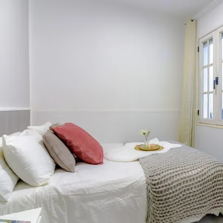 Rent this 5 bed room on Madrid in Ochenta y Ocho, Paseo de las Delicias