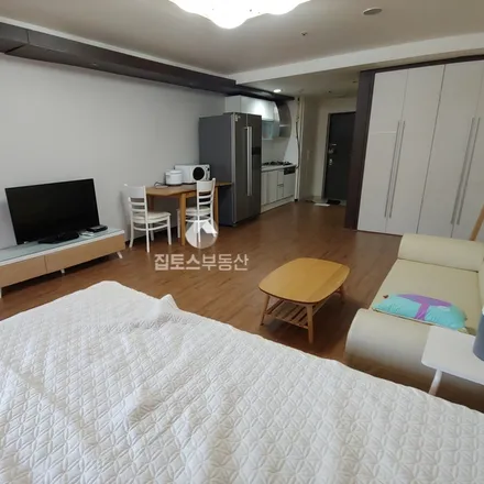 Rent this studio apartment on 서울특별시 강남구 역삼동 720-25
