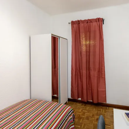Rent this 6 bed room on Dra. E. Latorre Oliver in Carrer d'Aribau, 213