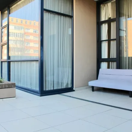 Image 7 - 9th Avenue, Houghton Estate, Johannesburg, 2001, South Africa - Apartment for rent