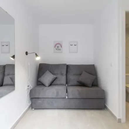 Image 4 - Calle de Rodrigo Uhagón, 28026 Madrid, Spain - Apartment for rent
