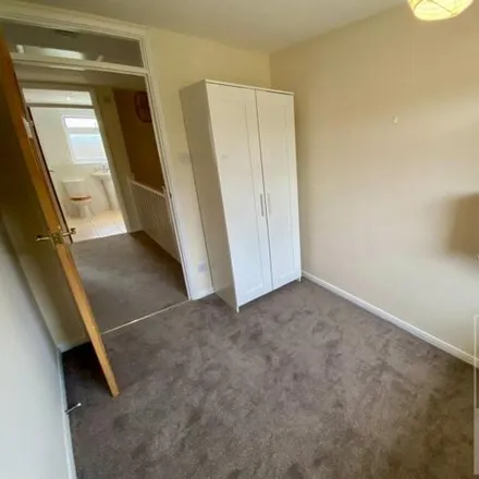 Image 9 - Marneys Close, The Wells, KT18 7HR, United Kingdom - Townhouse for rent