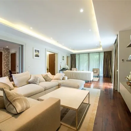 Rent this 4 bed apartment on Hampstead Lane in London, N6 4SA