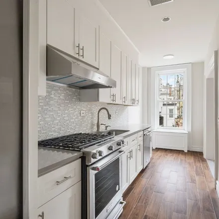 Rent this 3 bed townhouse on 127 East 69th Street in New York, NY 10021