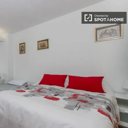 Rent this 5 bed room on Ministerio de Empleo y Seguridad Social in Carrer del Pintor Vilar, 46010 Valencia
