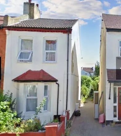 Rent this 3 bed house on Central Avenue in Southend-on-Sea, SS2 4DD