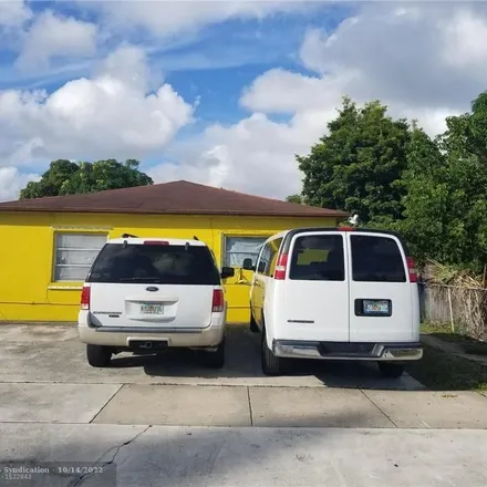 Image 1 - 435 Roseland Drive, West Palm Beach, FL 33405, USA - Duplex for sale