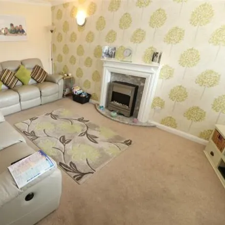 Image 4 - Clover Drive, Rushden, NN10 0UH, United Kingdom - House for sale