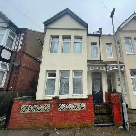 Buy this 5 bed duplex on Conway Road in Luton, LU4 8JB