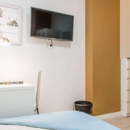 Rent this 5 bed apartment on Calle de Emilia Carsí in 46100 Burjassot, Spain