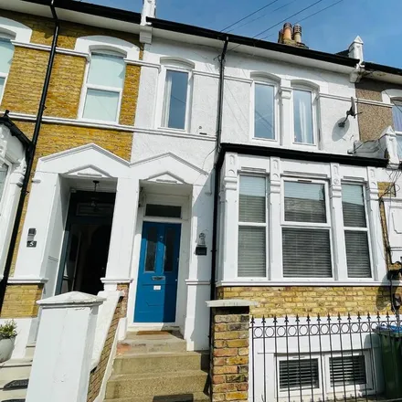 Rent this 4 bed apartment on Heavitree Road in Glyndon, London