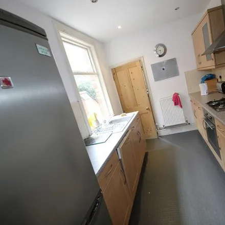 Rent this 3 bed townhouse on Fleetwood Road in Leicester, LE2 1YH