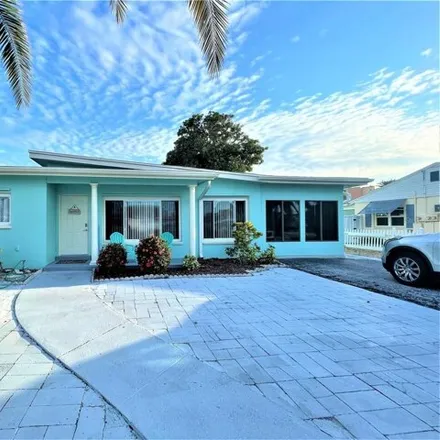 Rent this 4 bed house on 111 174th Avenue in Redington Shores, Pinellas County