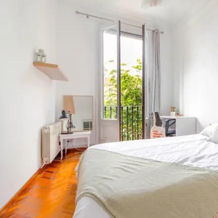 Rent this 3 bed room on 레몬하우스 in Carrer de Balmes, 52