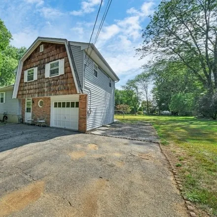 Image 3 - 7 Arrowhead Drive, Washington Township, NJ 07853, USA - House for sale
