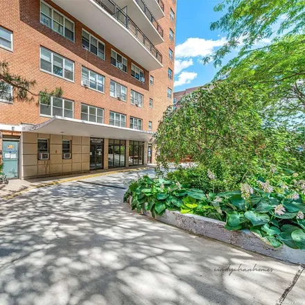 Buy this 1 bed condo on Executive House Medical Building in 72nd Road, New York