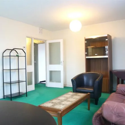 Image 7 - Sunningdale, Hardwick Green, London, W13 8DN, United Kingdom - Apartment for rent