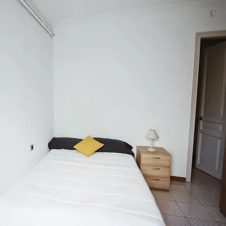 Rent this 4 bed room on Passeig de Sant Joan in 165, 08001 Barcelona