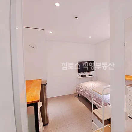 Rent this studio apartment on 서울특별시 강남구 논현동 107-13