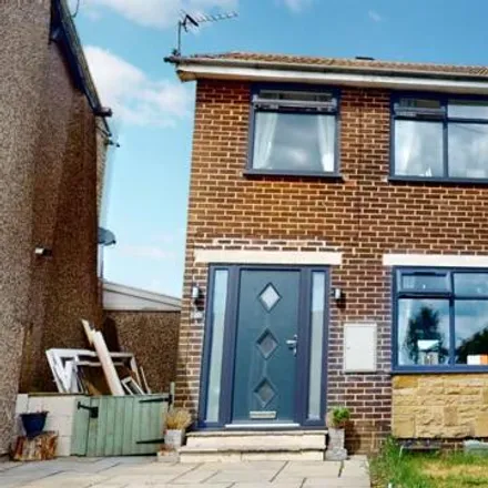 Buy this 3 bed townhouse on Brighouse & Denholme Gate Road / Cross Lane in Brighouse and Denholme Gate Road, Shelf